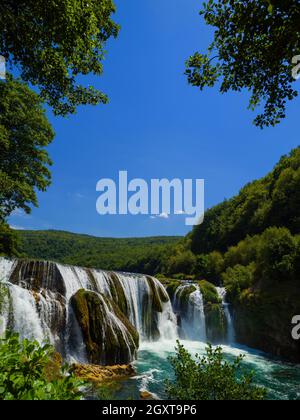 bella acqua con acqua potabile selvaggia e limpida strbacki buk in bosnia ed erzegovina vicino alla città di bihac Foto Stock