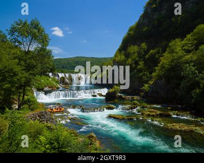 bella acqua con acqua potabile selvaggia e limpida strbacki buk in bosnia ed erzegovina vicino alla città di bihac Foto Stock