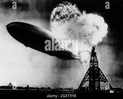 Il veliero Hindenburg in fiamme sull'atterraggio alla Stazione Navale di Lakehurst a Manchester Township, USA il 6 maggio 1937 Foto Stock