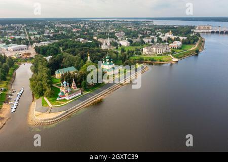 Vista aerea di Uglich sul fiume Volga che domina le cattedrali del Cremlino in estate Foto Stock
