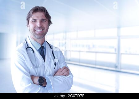 Ritratto di smilling senior medico di medicina a sua ordinazione Foto Stock