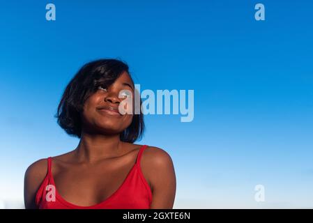 Ritratto di una donna africana che guarda al cielo Foto Stock