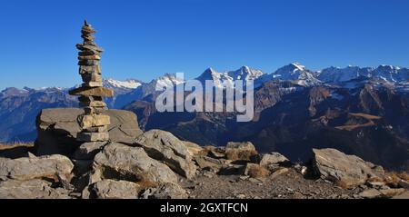 Cairn sulla sommità del monte Niesen. Vista delle famose montagne Eiger, Monch e Jungfrau. Giorni di autunno nelle Alpi Svizzere. Foto Stock