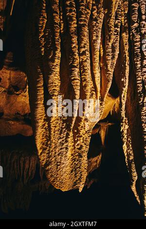 Primo piano di formazioni rupestri stalagmiti e stalattiti sotterranee Foto Stock