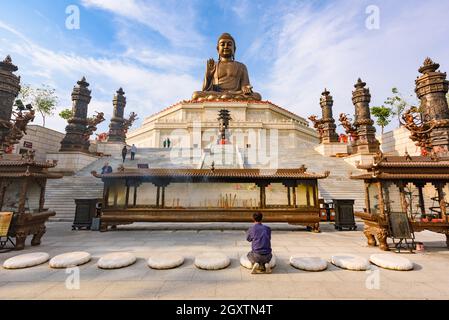 Jilin, Cina - 02 settembre 2016: Seguaci che offrono preghiere alla statua gigante del buddha al Tempio di Zhengjue. Foto Stock