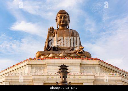 Di Jilin, Cina - 02 Settembre 2016: gigantesca statua del Buddha con cielo blu al tempio Zhengjue, Heilongjiang, Cina Foto Stock