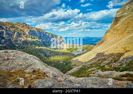 Paesaggio di montagna con lago e pini Foto Stock