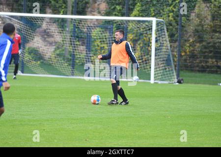 Allenarsi a Karlsruher SC con il Co Zlatan Bajramovic e i giocatori di prova Ricardo van Rhijn und Daniele Opare Foto Stock