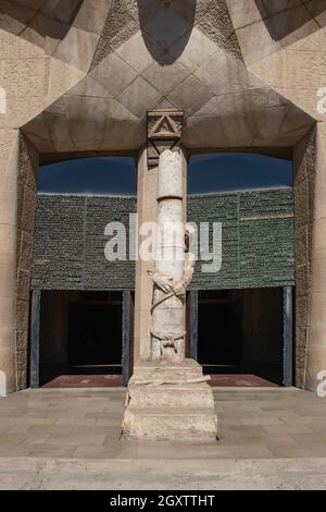 Ingresso alla Sagrada Familia a Barcellona con testi della Sacra Bibbia scritti in spagnolo sulle porte di bronzo, cattedrale della famiglia sacra progettata da G. Foto Stock