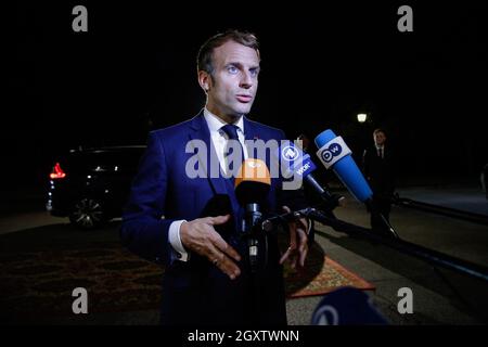 Brdo PRI Kranju, Slovenia. 05 ottobre 2021. il presidente francese Emmanuel Macron parla alla stampa in occasione del Vertice UE-Balcani occidentali che si terrà il 6 ottobre 2021. Credit: SOPA Images Limited/Alamy Live News Foto Stock