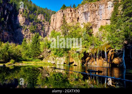 Paesaggio di lago in montagna con cascate su rocce fossy Foto Stock