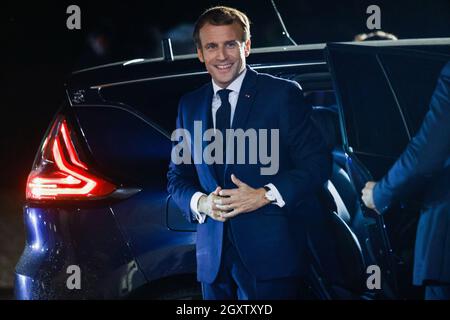 Brdo PRI Kranju, Slovenia. 05 ottobre 2021. Il presidente francese Emmanuel Macron arriva al Vertice UE-Balcani occidentali che si terrà il 6 ottobre 2021. (Foto di Luka Dakskobler/SOPA Images/Sipa USA) Credit: Sipa USA/Alamy Live News Foto Stock