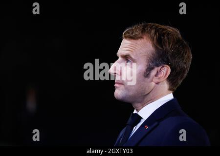 Brdo PRI Kranju, Slovenia. 05 ottobre 2021. il presidente francese Emmanuel Macron parla alla stampa in occasione del Vertice UE-Balcani occidentali che si terrà il 6 ottobre 2021. (Foto di Luka Dakskobler/SOPA Images/Sipa USA) Credit: Sipa USA/Alamy Live News Foto Stock