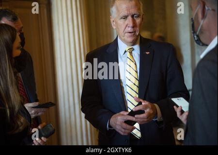 Il senatore degli Stati Uniti Thom Tillis (repubblicano della Carolina del Nord) parla ai giornalisti fuori dalla camera del Senato prima di una votazione al Campidoglio degli Stati Uniti a Washington, DC, USA, martedì 5 ottobre, 2021. Foto di Rod Lammey/CNP/ABACAPRESS.COM Foto Stock