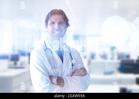 Ritratto di smilling senior medico di medicina a sua ordinazione Foto Stock