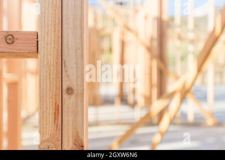 Casa in legno astratto di incorniciamento al sito in costruzione. Foto Stock