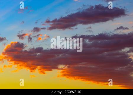 Spettacolari nuvole d'arancio al tramonto. Foto di sfondo astratta di Cloudscape. Fine della giornata. Nuvole di fuoco sullo sfondo del tramonto. Cielo o sogno concetto. Foto Stock