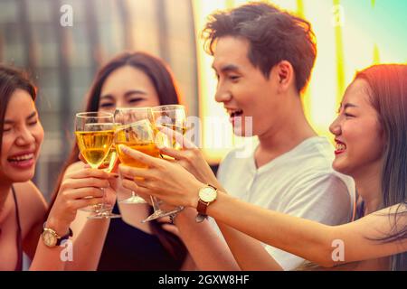 Inizio festa. Gente felice tostando con flute di champagne. Amici multietnici si congratulano con l'altro per il nuovo anno. Festa concep Foto Stock