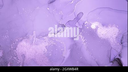 Onde di vernice liquida viola. Alcool grigio di lusso Foto Stock