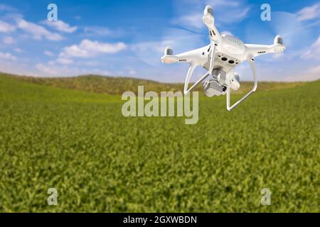 Drone aerei senza equipaggio di volo e la raccolta di dati su terreni agricoli del paese. Foto Stock