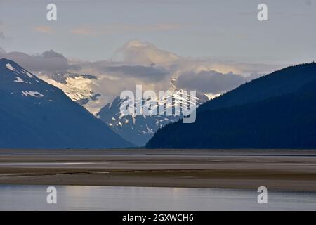 Nuvole basse sopra il ghiacciaio di Portage, Turnagain Arm, Anchorage, Alaska, Stati Uniti Foto Stock