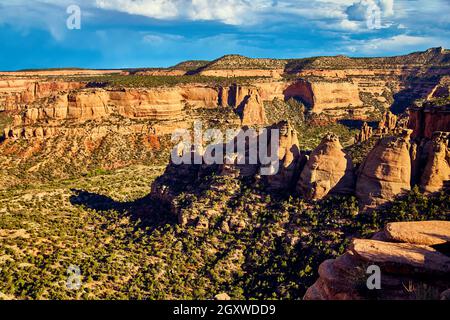 Montagne di roccia rossa nella valle del deserto Foto Stock