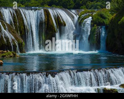 bella acqua con acqua potabile selvaggia e limpida strbacki buk in bosnia ed erzegovina vicino alla città di bihac Foto Stock