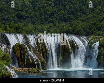 bella acqua con acqua potabile selvaggia e limpida strbacki buk in bosnia ed erzegovina vicino alla città di bihac Foto Stock