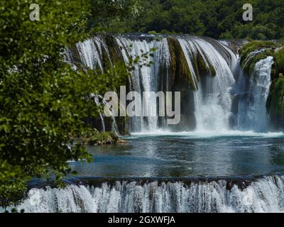 bella acqua con acqua potabile selvaggia e limpida strbacki buk in bosnia ed erzegovina vicino alla città di bihac Foto Stock