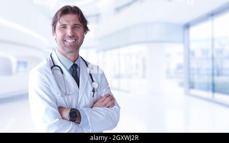 Ritratto di smilling senior medico di medicina a sua ordinazione Foto Stock