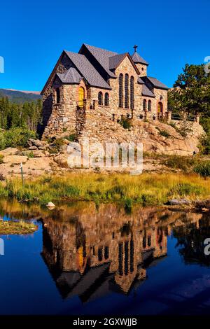 Verticale di stagno con chiesa edificio riflessione nel deserto Foto Stock