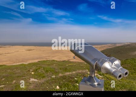 Telescopio turistico per osservazione panoramica, concetto di viaggio natura Foto Stock