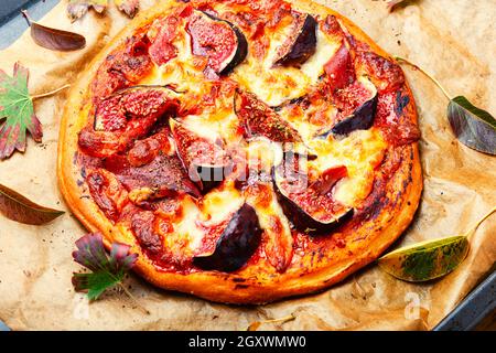 Deliziosa pizza con prosciutto e fichi d'autunno Foto Stock