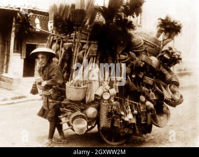 Basket seller, Giappone, primi del 1900 Foto Stock