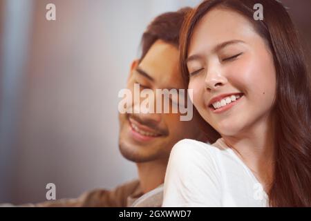 Cattura momenti luminosi. Felice ridere volti emotivi. Giovane amante posa per vacanza su sociale. Gioiosa giovane coppia amorevole che fa selfie su fotocamera w Foto Stock