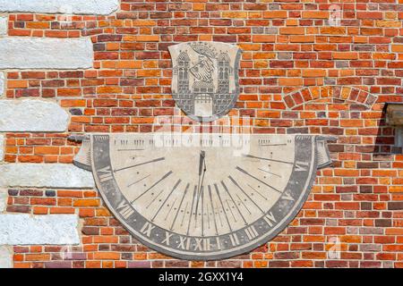 Sandomierz, Polonia - 10 luglio 2020: Meridiana realizzata con la tecnica dello sgraffito sul muro del municipio gotico di Sandomierz. Sandomierz è noto per questo Foto Stock