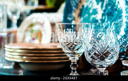 Set di Vintage bicchieri di cristallo sul vassoio nero con decorazioni di Natale. Messa a fuoco selettiva Foto Stock