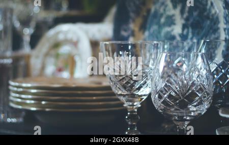 Set di Vintage bicchieri di cristallo sul vassoio nero con decorazioni di Natale. Messa a fuoco selettiva Foto Stock