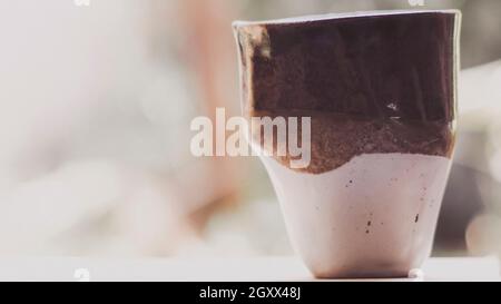 Svuotare la coppa in ceramica artigianale di arte astratta stile sulla natura sfocata sullo sfondo. È possibile tagliare foto immagine di bevande in bicchiere Giappone Foto Stock
