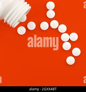 pillole mediche bianche su sfondo arancione spazio copia. supplementi dietetici primo piano. benessere e assistenza sanitaria personale concetto vista dall'alto Foto Stock