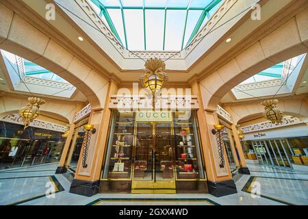 Centro commerciale con tettoie per Gucci e negozi di lusso Foto Stock