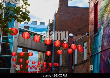 Vicolo del centro con lanterne rosse e architettura cittadina Foto Stock