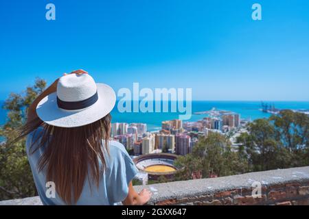 Giovane donna turistica che guarda la città di Malaga. Vacanze estive in Spagna Foto Stock