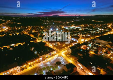 Colorata città medievale di Krizevci centro storico vista aerea notte, regione di Prigorje della Croazia Foto Stock