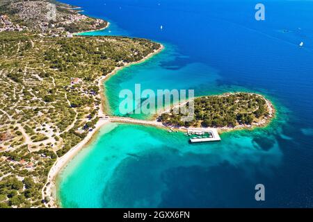 Isola di Murter turchese laguna spiaggia Podvrske vista aerea, Dalmazia arcipelago della Croazia Foto Stock