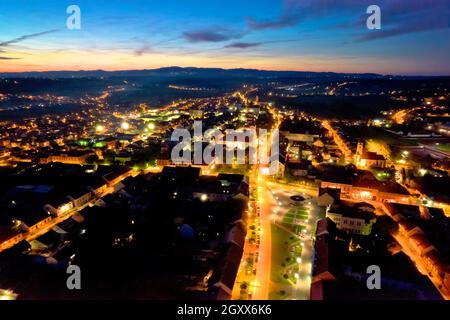 Colorata città medievale di Krizevci centro storico vista aerea notte, regione di Prigorje della Croazia Foto Stock