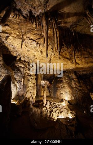 Formazioni rocciose in grotta che guardano su con stalagmiti e stalattiti Foto Stock