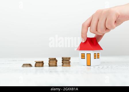 Lady presentando nuove offerte di risparmio domestico in vestito, donna di affari che mostra le possibili opportunità di investimento per la nuova casa, rate di Mortegage Exhi Foto Stock