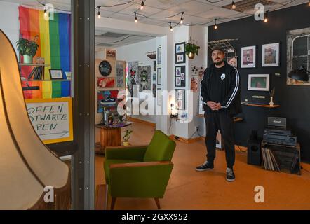 24 settembre 2021, Brandenburg, Francoforte (Oder): Philip Murawski, studente di studi culturali presso l'Università europea 'Viadrina', si trova nel suo negozio d'arte 'Kukuryku'. Il negozio d'arte si trova in un ex edificio a pannelli GDR. Nella città gemella tedesco-polacca di Francoforte (Oder) - Slubice, una scena variegata di arte e cultura ha apparentemente sviluppato che solo gli addetti ai lavori sanno circa. Questo sta per cambiare con il negozio d'arte 'Kukuryku! Foto: Patrick Pleul/dpa-Zentralbild/dpa Foto Stock