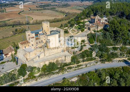 Castello e Chiesa di Sant Pedro, a Castellet Catalonia Spagna, vista aerea Foto Stock